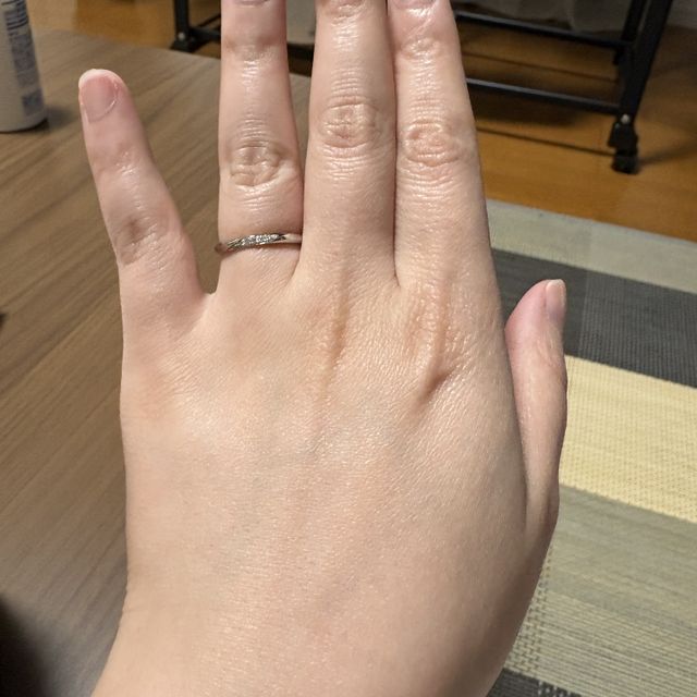 【アイプリモ(I-PRIMO)の口コミ】 指輪のデザインはシンプルな中ではあるんですが、ダイヤモンドも散りばめ…
