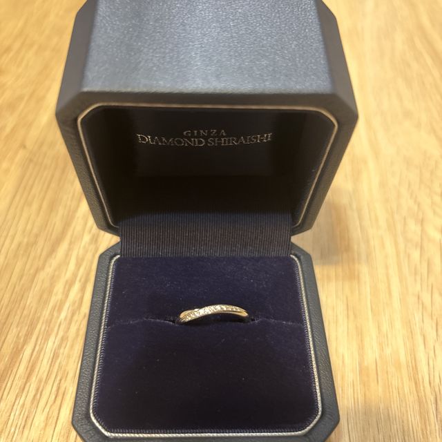 【銀座ダイヤモンドシライシの口コミ】 ウェーブがかっていて、オシャレな感じがします。キラキラも強すぎず毎日…