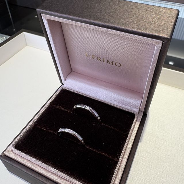 【アイプリモ(I-PRIMO)の口コミ】 女性の指輪の斜めにダイヤが入ってることによって、指が綺麗に見えます。…