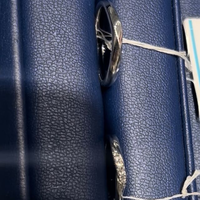 【銀座ダイヤモンドシライシの口コミ】 シンプルなデザインでとても可愛い。
ダイヤモンドの輝きを活かした留め方…