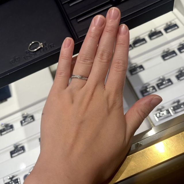 【ROYAL ASSCHER(ロイヤル・アッシャー)の口コミ】 メレダイヤがふんだんに使われたエレガントな指輪を求め、メレダイヤの白…