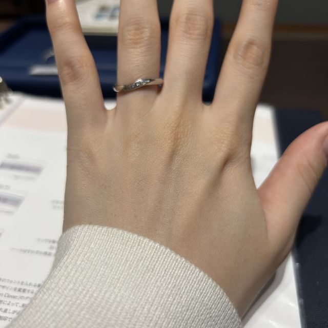 【銀座ダイヤモンドシライシの口コミ】 長くいつでもつけていたいと考えたためプラチナで、斜めに入ったダイヤが…