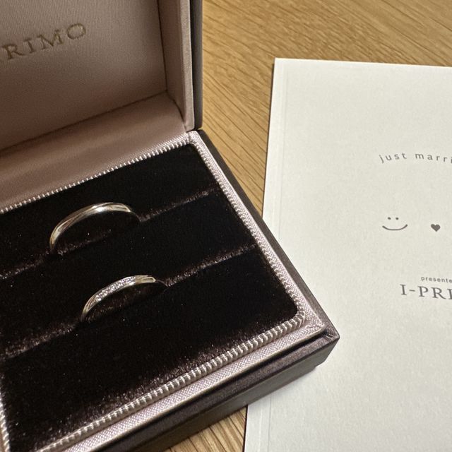 【アイプリモ(I-PRIMO)の口コミ】 ダイヤが入っていて煌びやかだが派手すぎず優しい印象。
指輪の形をストレ…