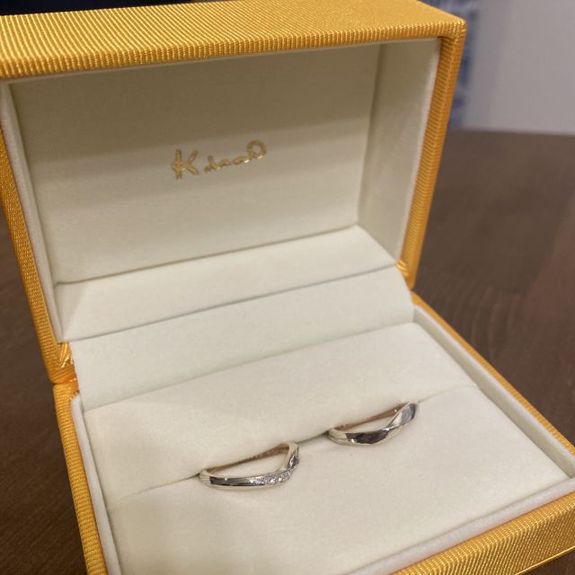 【ケイウノ ブライダル(K.UNO BRIDAL)の口コミ】 ウェーブで動きがある形の指輪にシルバーとピンクゴールドの木目金のデザ…