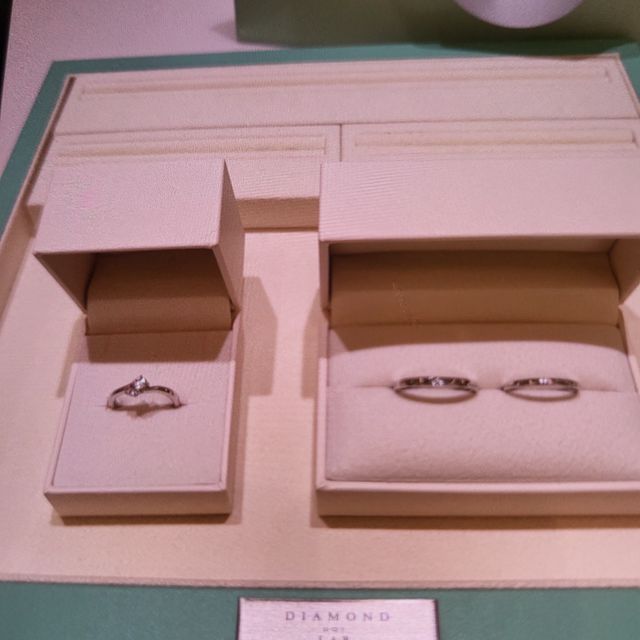 【DIAMOND DOT LAB(ダイアモンド ドット ラボ)の口コミ】 桜に思い出がある私達はシンプルな桜の指輪を探していました。店頭のスタ…
