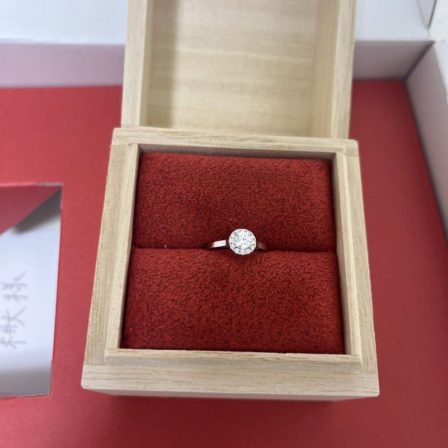 【出雲結(いずもゆい)の口コミ】 デザインがとても気に入りました。
真ん中の大きいダイヤの回りに小さなダ…