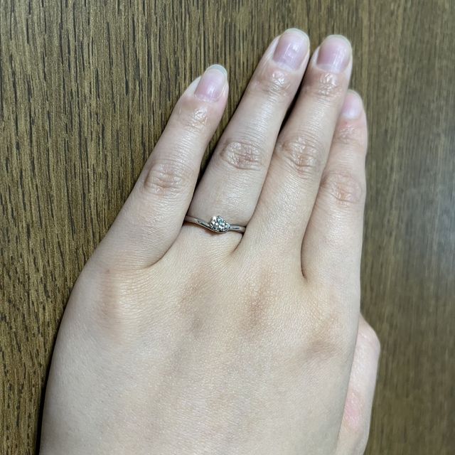 【アイプリモ(I-PRIMO)の口コミ】 リングが花のように丸みのあるデザインで、センターの隣にある小さなダイ…