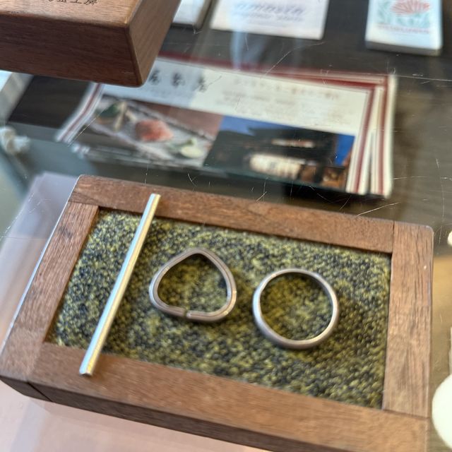 【鎌倉彫金工房の口コミ】 いくつかの種類、形状などを選べ選択肢の幅が広いです！
そこに石の種類も…