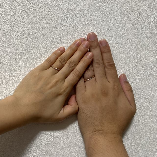 【ラザール ダイヤモンド(LAZARE DIAMOND)の口コミ】 指が短いので、長くかつ綺麗に見えるものがいいと思い、ウェーブがかった…