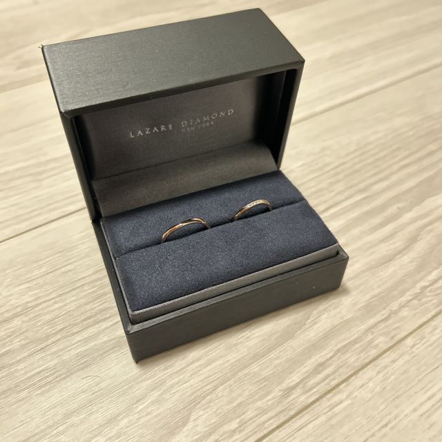 【ラザール ダイヤモンド(LAZARE DIAMOND)の口コミ】 指が短いので、長くかつ綺麗に見えるものがいいと思い、ウェーブがかった…