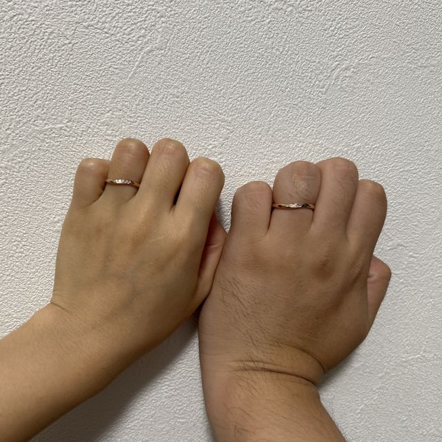 【ラザール ダイヤモンド(LAZARE DIAMOND)の口コミ】 指が短いので、長くかつ綺麗に見えるものがいいと思い、ウェーブがかった…