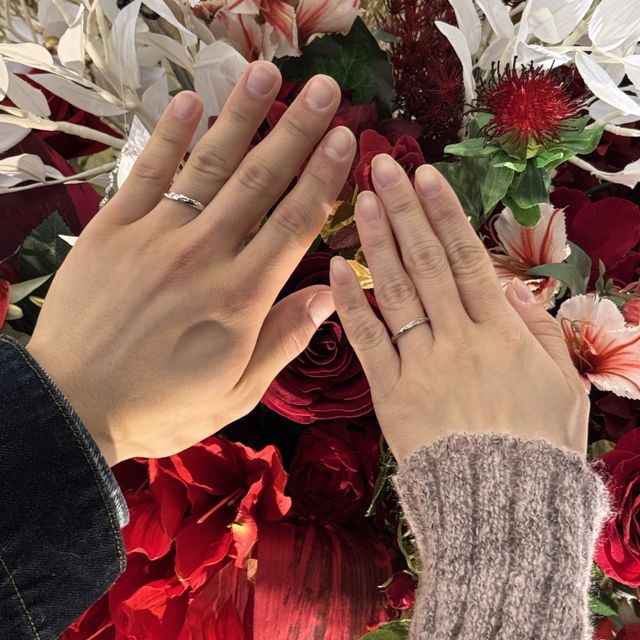 【俄(にわか)の口コミ】 カーブになってるところがかわいいです。また、女性はダイヤがついており…