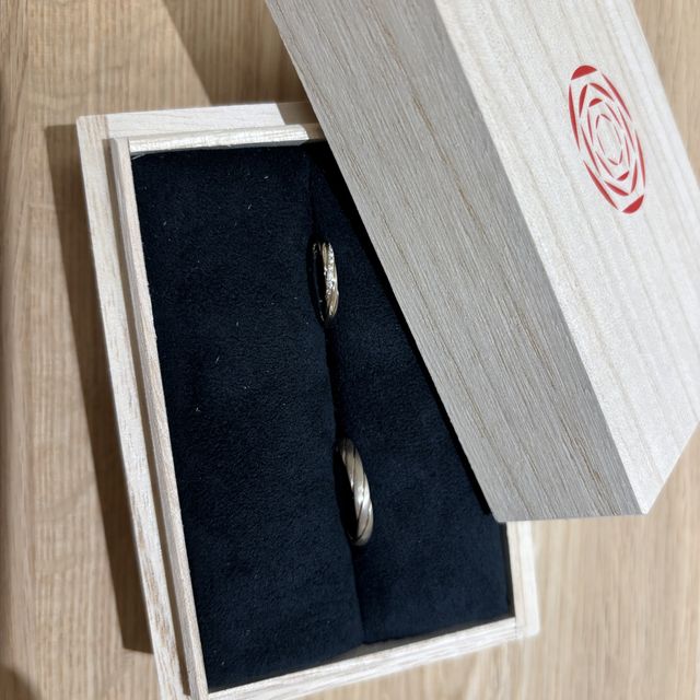 【出雲結(いずもゆい)の口コミ】 ・指輪の色と合わせて表面加工を選ぶことができる
・シンプルすぎず、派手…