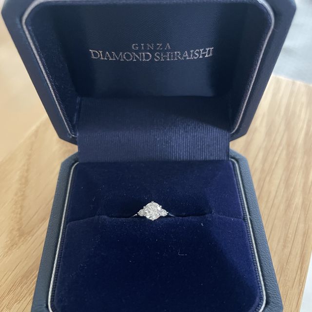【銀座ダイヤモンドシライシの口コミ】 指輪のデザインはサイドに小さいダイヤモンドが二つついており気に入って…