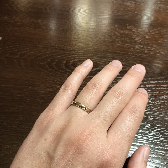 【TANZO.(鍛造指輪)の口コミ】 ・シャンパンゴールドの輝きがオシャレで、ゴールド程目立ちすぎず、指の…