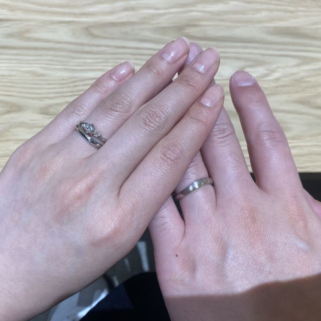 【出雲結(いずもゆい)の口コミ】 緩やかな波打つようなデザインと、シルバーの中にピンクゴールドのライン…