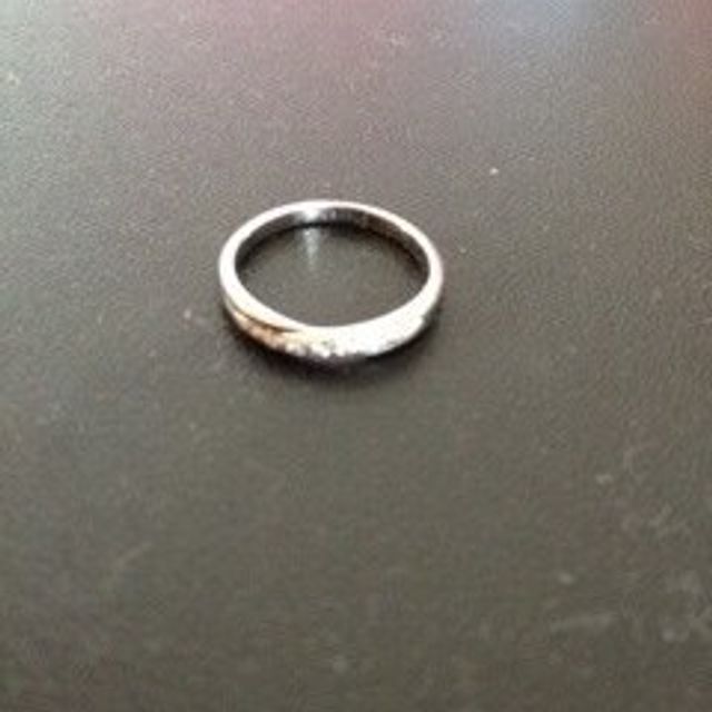 【Something Blue(サムシングブルー)の口コミ】 この指輪は内側にサファイアが埋め込まれていて、私の誕生石もサファイア…