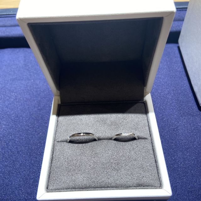 【TOWA(永遠)の口コミ】 シンプルなデザインの中に緩やかなウェーブがあり、角度によりダイヤの輝…