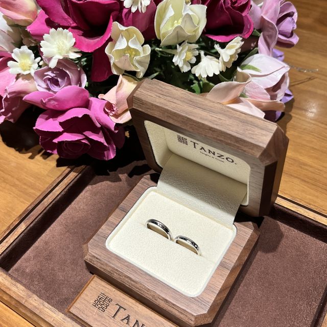 【TANZO.(鍛造指輪)の口コミ】 2人でお揃いのラインを入れたり、何十年もつけれるように派手すぎずさりげ…