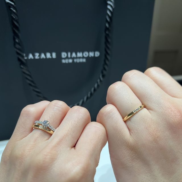 【ラザール ダイヤモンド(LAZARE DIAMOND)の口コミ】 ゴールドのダイヤ3石のペアにしました。関節が目立つので2.6mmにして良か…