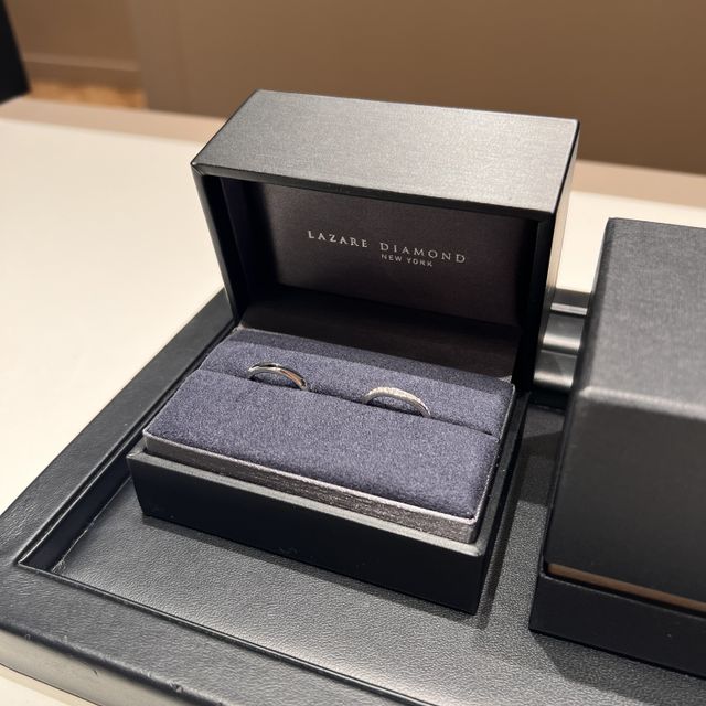 【ラザール ダイヤモンド(LAZARE DIAMOND)の口コミ】 V字にウェーブした形で、それにそって13石のダイヤモンドが入っているので…