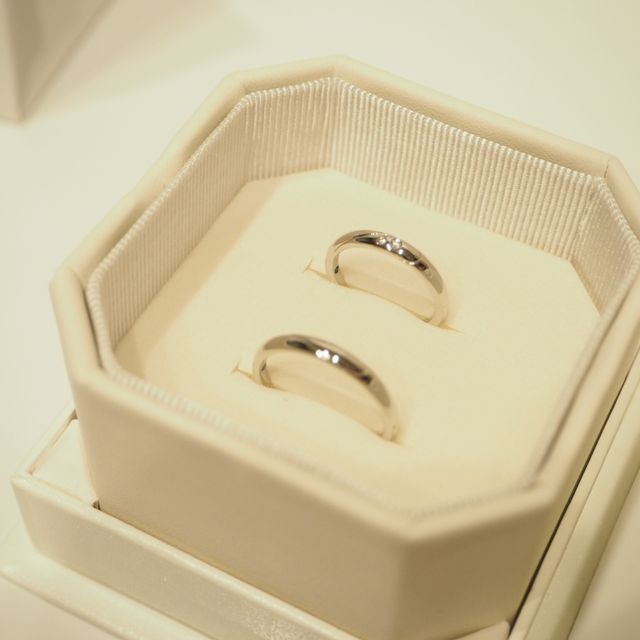 【4℃ BRIDAL(ヨンドシーブライダル)の口コミ】 ネットで検索し、形と値段を見て色々なものと比較していたところ、2つ縦に…