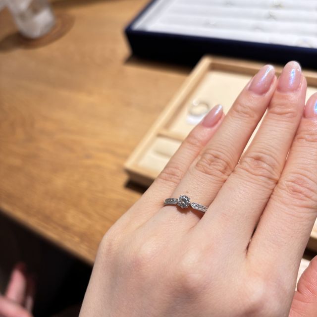 【ith(イズ)の口コミ】 ミル打ちされていて真ん中がキュッとなってる可愛さとアンティークぽさの…