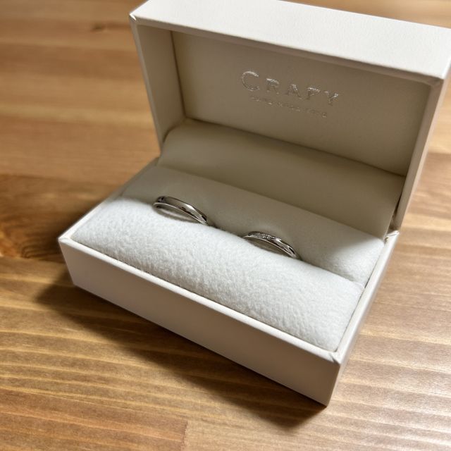 【CRAFY(クラフィ)の口コミ】 いくつかあるデザインから2人で選びました。
お互いの好きな誕生石から選…