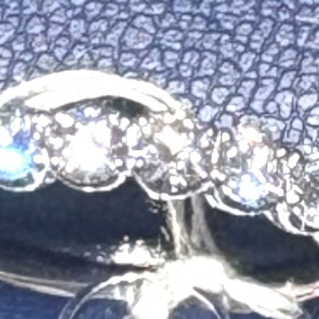 【銀座ダイヤモンドシライシの口コミ】 粒が大きく、ダイヤモンドがキラキラでとても可愛いです！一目した瞬間に…