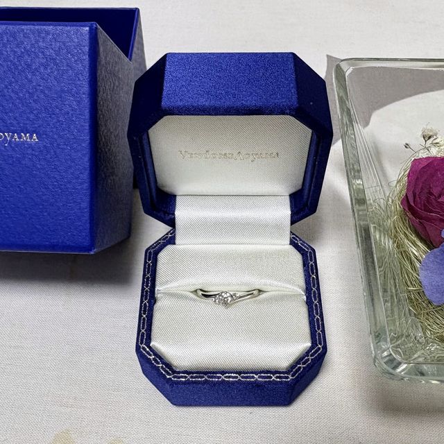 【ヴァンドーム青山(VENDOME AOYAMA)の口コミ】 カーブが入っていて柔らかい印象があって可愛らしいです。メインの石の両…