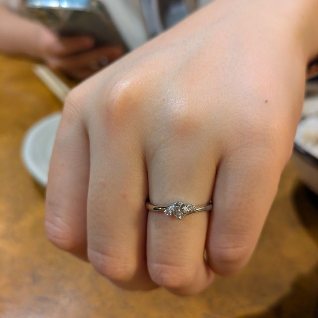 【ヴァンドーム青山(VENDOME AOYAMA)の口コミ】 カーブが入っていて柔らかい印象があって可愛らしいです。メインの石の両…