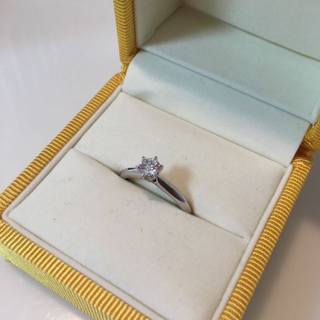 【ケイウノ ブライダル(K.UNO BRIDAL)の口コミ】 個性的な形だと年齢が進むにつれて似合わなくなる可能性もあるため、長く…