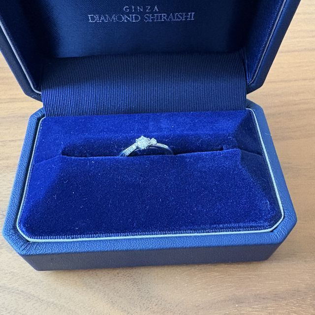 【銀座ダイヤモンドシライシの口コミ】 婚約指輪だけでも可愛いですが、結婚指輪と重ねてつけられます。また、こ…