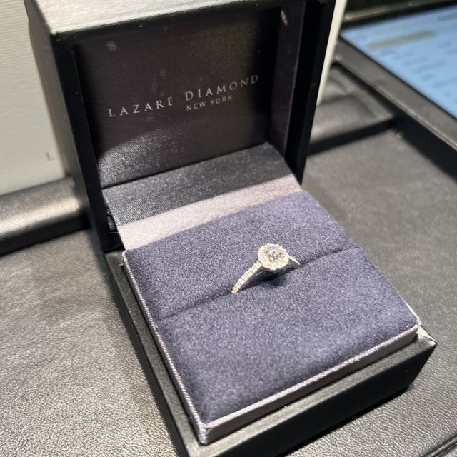 【ラザール ダイヤモンド(LAZARE DIAMOND)の口コミ】 エンゲージリングのリサーチを始めて、一番最初に気になっていた指輪でし…