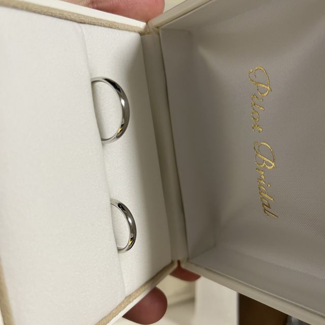 【PILOT BRIDAL(パイロットブライダル)の口コミ】 非常にシンプルなデザインの結婚指輪であり、長年にわたって飽きのこない…