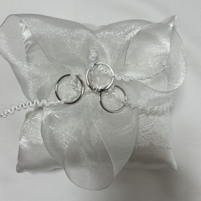 【銀座ダイヤモンドシライシの口コミ】 新郎の指輪はシンプルなデザインの指輪で、かつ2.2mmの細めのデザインを選…