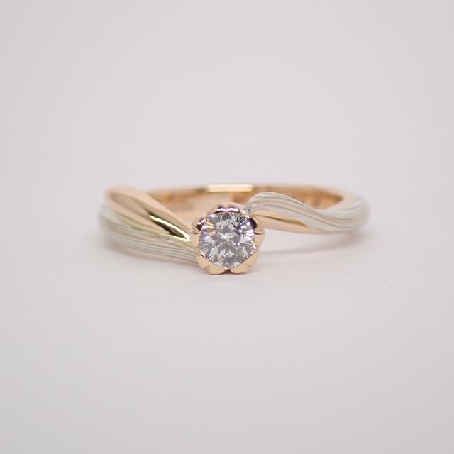 【杢目金屋(もくめがねや)の口コミ】 『咲いた、桜一輪』というコンセプト。
横からの佇まいは、一輪の桜が咲き…