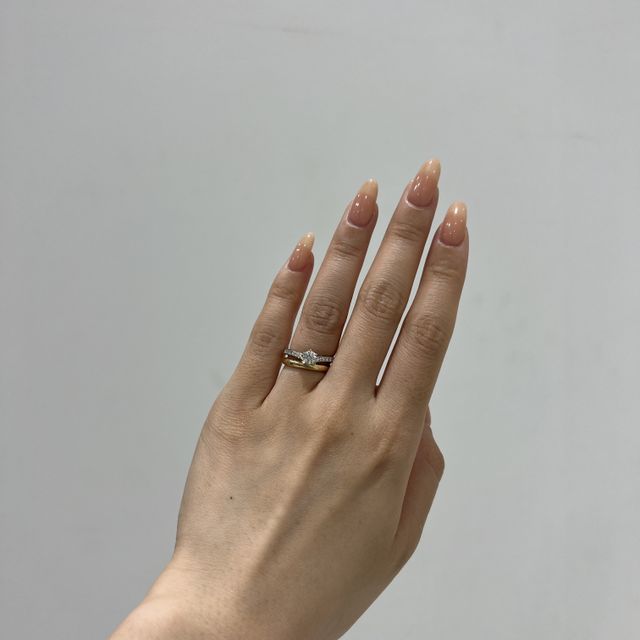 【銀座ダイヤモンドシライシの口コミ】 可愛いデザインがいくつかあり、決めるのに迷いましたが王道のセンターダ…