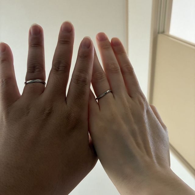 【アイプリモ(I-PRIMO)の口コミ】 ペア感がすごくお気に入りで、
ウェーブで細めのデザインが指とマッチして…