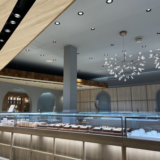 【ENUOVE(イノーヴェ)の口コミ】 店内の指輪を一通り見せてもらって、何個か試着もしたのですが、結局一周…