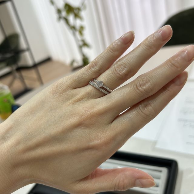 【鶴(mikoto)の口コミ】 メレダイヤの入っている部分のデザインがウェーブになっていて、他店では…