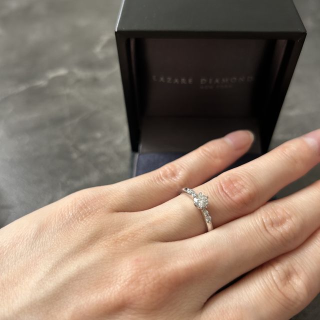 【ラザール ダイヤモンド(LAZARE DIAMOND)の口コミ】 中心に向かってメレダイヤが小さくなっているので、ストレートで大きめの…
