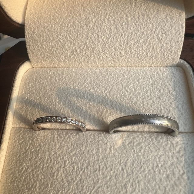 【TANZO.(鍛造指輪)の口コミ】 ミル打ちの入った入籍指輪と、ダイヤモンドの輝きが綺麗なハーフエタニテ…