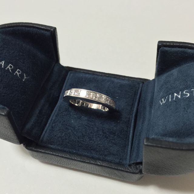 【ハリー・ウィンストン(Harry Winston)の口コミ】 婚約指輪は結婚指輪と重ね着けでき、普段使いし易いデザインのものがをと…