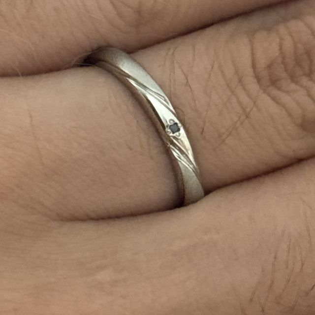 【エクセルコダイヤモンド(EXELCO DIAMOND)の口コミ】 ブラックダイヤモンドが入ってるデザインにしました。シンプルなデザイン…