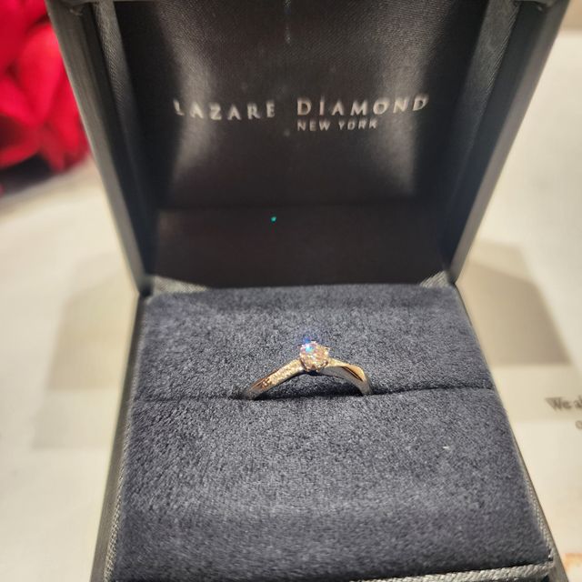 【ラザール ダイヤモンド(LAZARE DIAMOND)の口コミ】 ウェーブデザインとダイヤモンドに一目惚れしました。
結婚指輪と重ねづけ…
