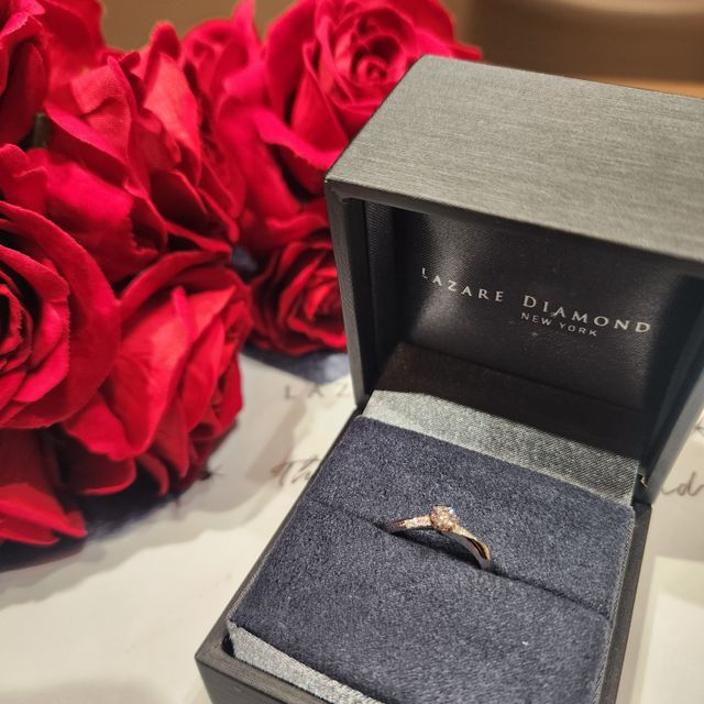 【ラザール ダイヤモンド(LAZARE DIAMOND)の口コミ】 ウェーブデザインとダイヤモンドに一目惚れしました。
結婚指輪と重ねづけ…