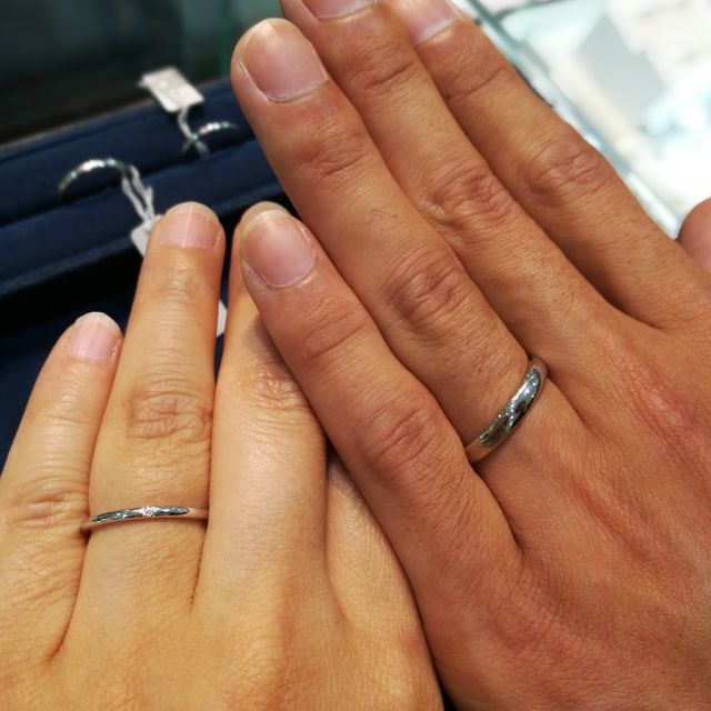 【4℃ BRIDAL(ヨンドシーブライダル)の口コミ】 ストレートラインでしっくりくるものを探していました。こちらは角が丸く…