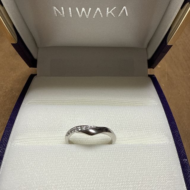 【俄(にわか)の口コミ】 シンプルで着けやすいです。
V字になっているので指もきれいに見えるかと…