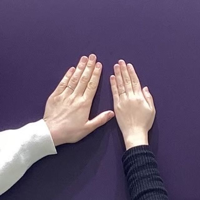 【俄(にわか)の口コミ】 ほどよくウェーブがかかったデザインなので、違和感なく自然に指が細く見…